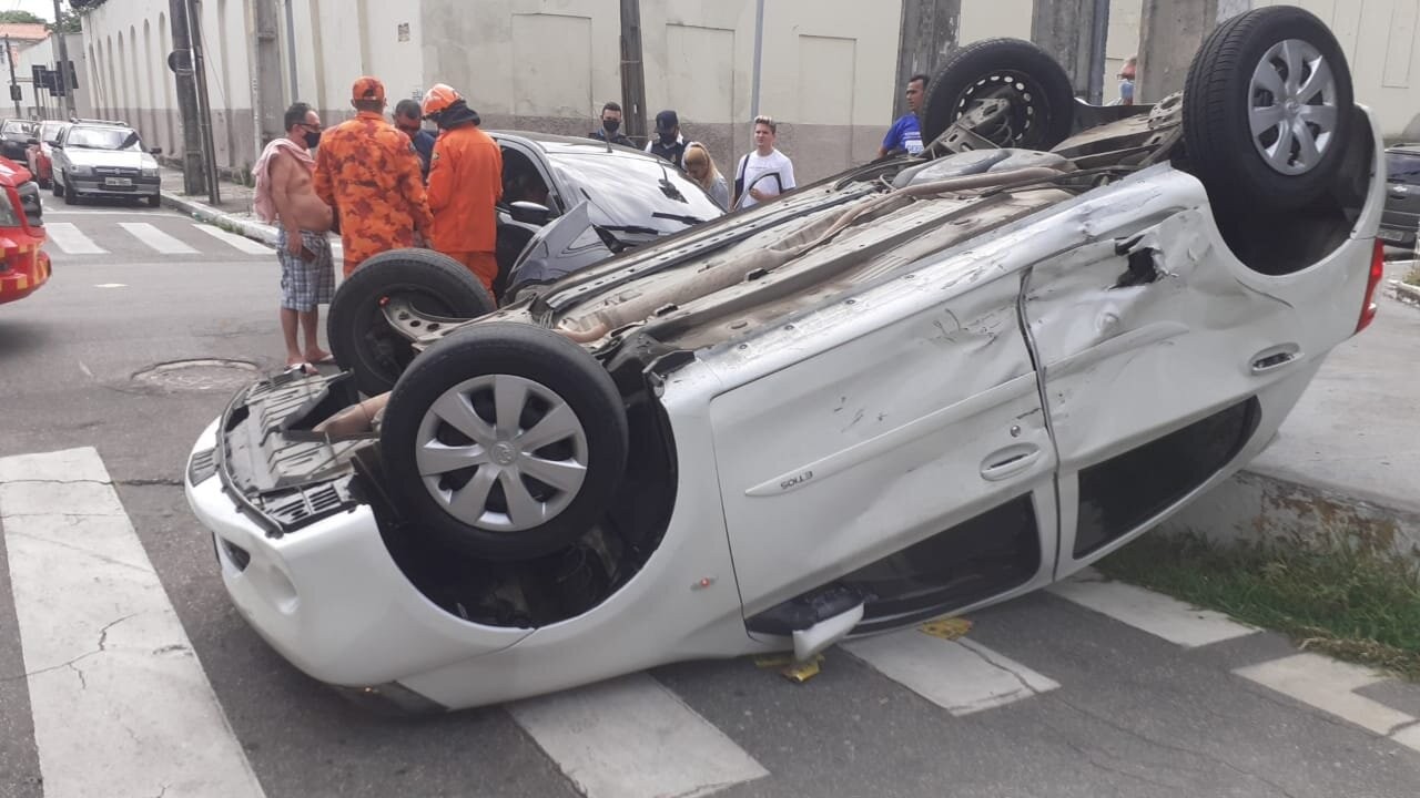 Carro capota e deixa passageira ferida, no Centro de Fortaleza