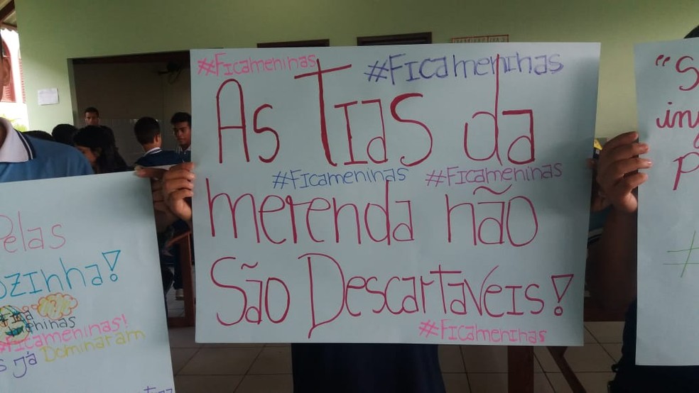 Com cartazes, estudantes lotaram o pátio do colégio após demissão de merendeiras — Foto: Mazinho Rogério/G1