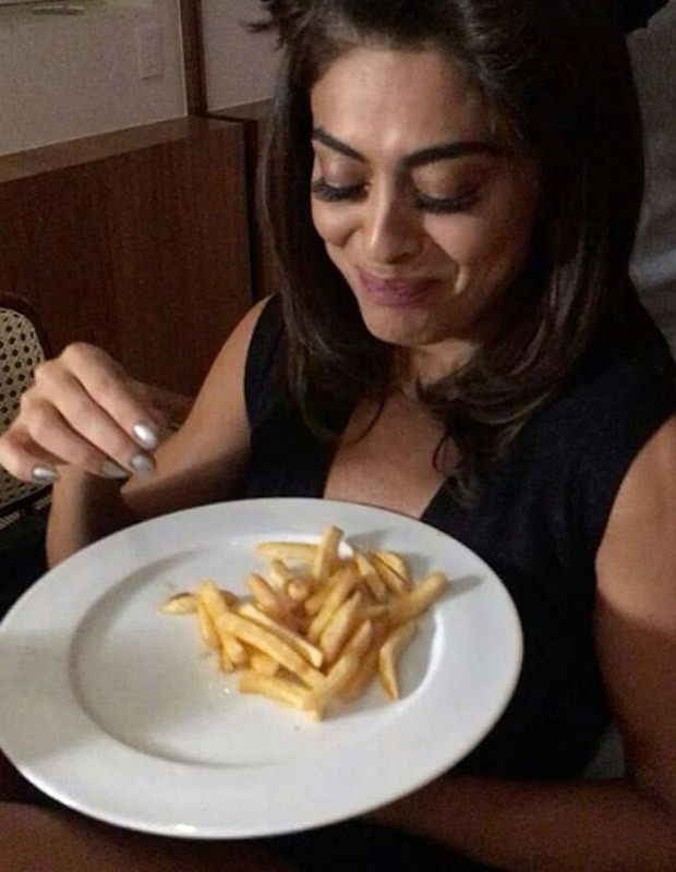 Juliana Paes devora batatas fritas (Foto: Reprodução)