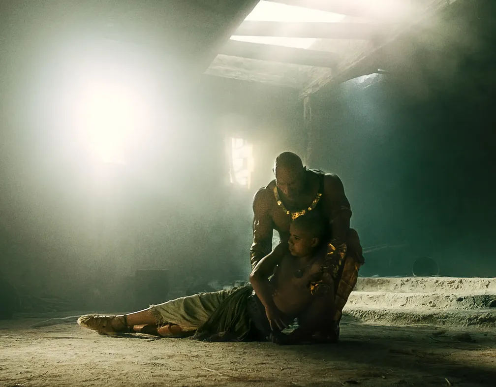 Jalon Christian e Dwayne Johnson em cena de 'Adão Negro' — Foto: Divulgação