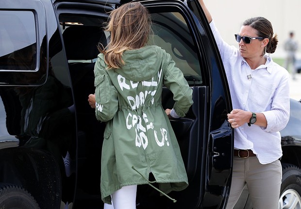  A primeira-dama dos Estados Unidos, Melania Trump usa "casaco polêmica" em viagem ao Texas para visitar as instalações que abrigam e cuidam de crianças tiradas de seus pais na fronteira dos EUA com o México. (Foto: Chip Somodevilla/Getty Images)
