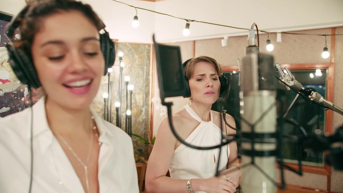 Todas as Flores Letícia Colin e Sophie Charlotte se emocionam ao gravar música de abertura