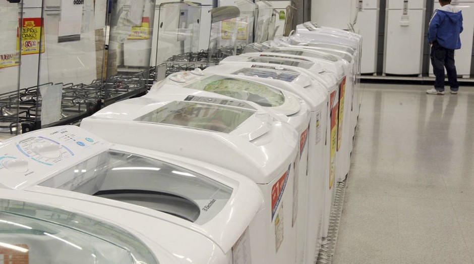 Para economizar, consumidor troca máquina de lavar por tanquinhos (Foto: Estadão Conteúdo)