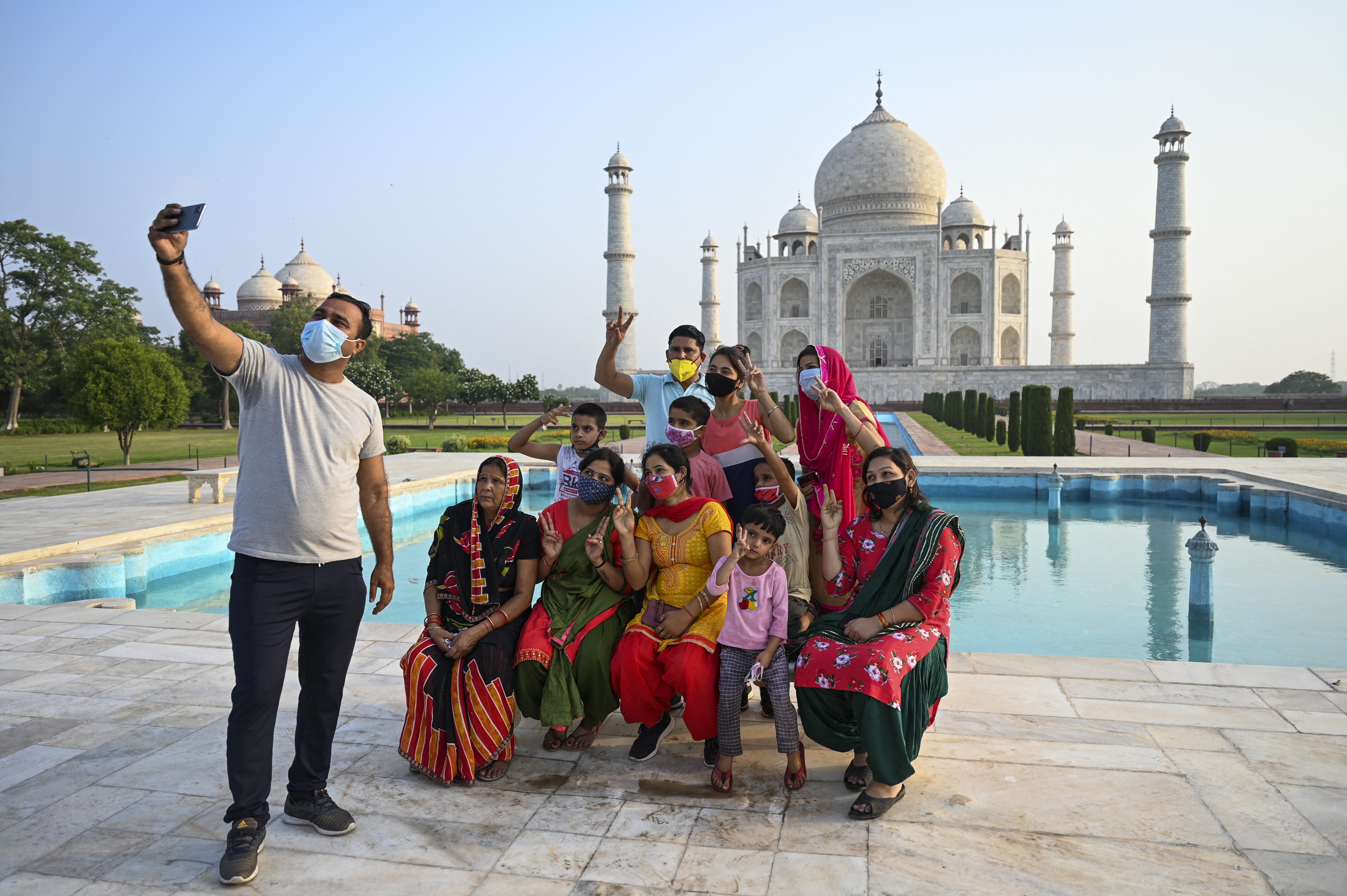 Taj Mahal reabre em meio à queda de casos de Covid na Índia thumbnail