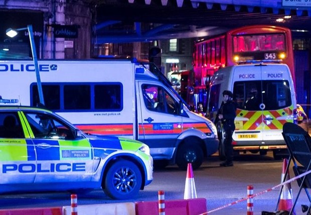 Polícia londrina atende a chamado após relatos de uma van ter atropelado um pedestre na London Bridge   (Foto: WILL OLIVER/EFE)