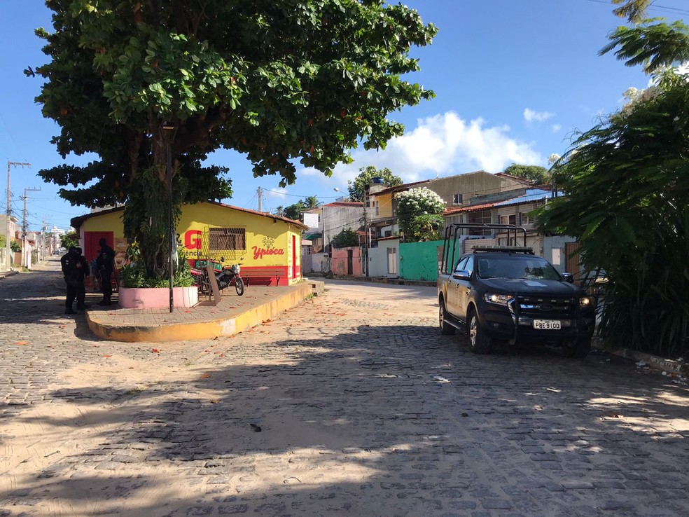 Mandados da Operação Veios são cumpridos no bairro Mãe Luíza, na Zona Leste de Natal. — Foto: Ayrton Freire/Inter TV Cabugi