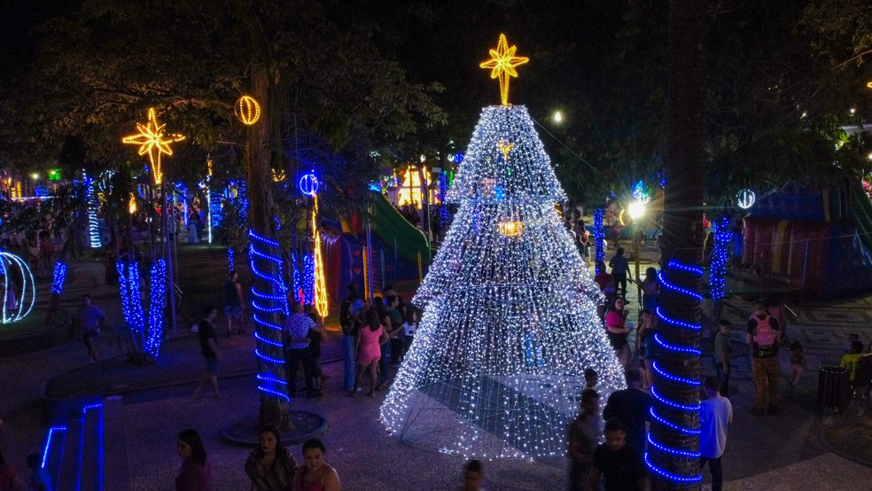 Com árvore de 8 metros, iluminação de Natal é inaugurada no Centro de Rio Branco neste sábado (10) — Foto: Marcos Vicentti/Secom