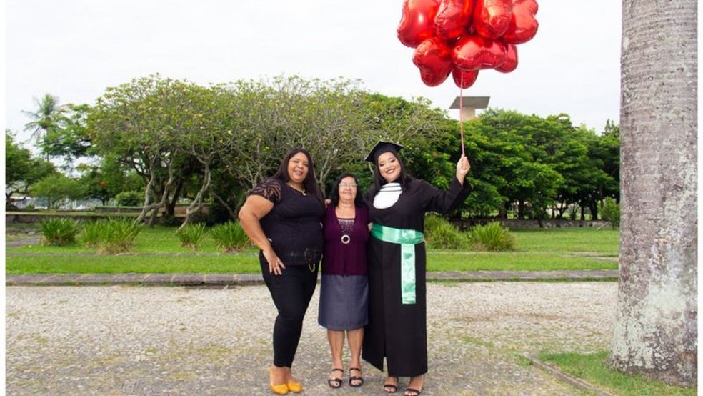 Nicole perdeu mãe, Vania, e avó, Delcy, para Covid: 'Pelo menos elas realizaram o sonho de me ver formada' — Foto: Arquivo Pessoal/BBC