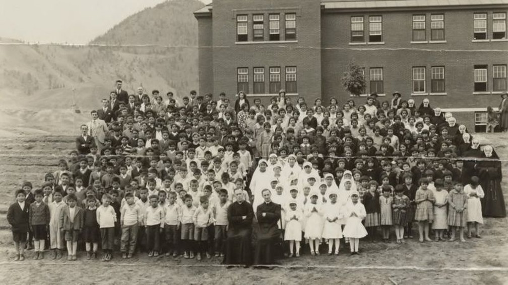 A escola Kamloops em 1937: local tinha capacidade para abrigar até 500 crianças — Foto: EPA/BBC