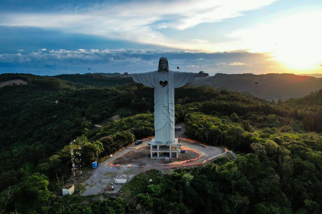 A parte escultural da estátua do Cristo foi iniciada em 2019 e concluída no final de abril de 2022 (Foto: Konce Comunição / Divulgação)