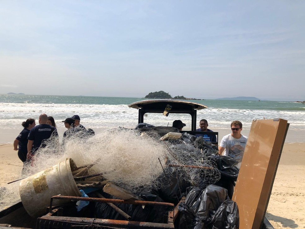 Redes de pesca foram retiradas do mar durante limpeza â Foto: Acatmar/DivulgaÃ§Ã£o