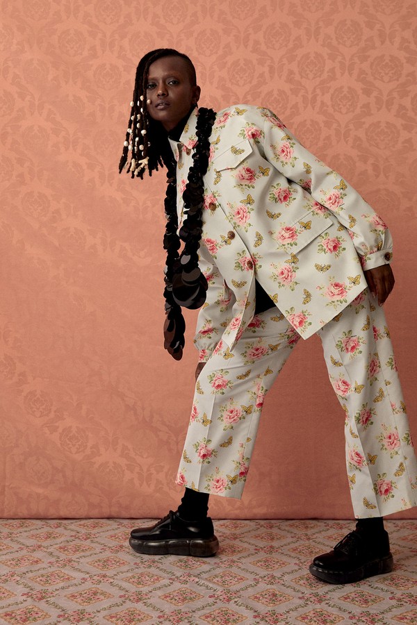 Pijama de tafetá de seda e camisa de popeline de algodão. Cachecol em cashmere com paetê e meias de fio escocês (Foto: Josefina Bietti)