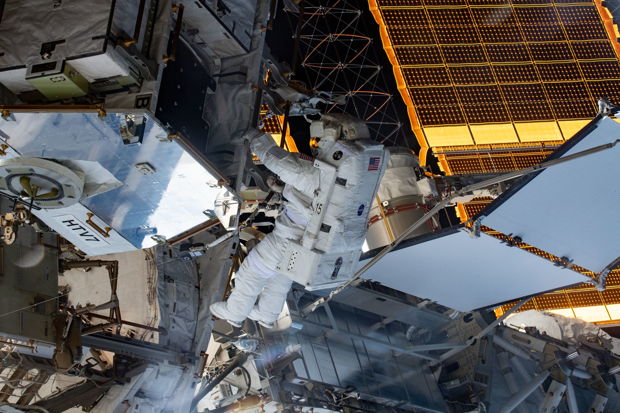 Koch durante sua primeira caminhada espacial (Foto: NASA)