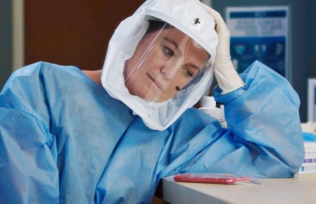 Ellen Pompeo, de "Grey's Anatomy", surge com equipamentos de proteção contra Covid-19 em foto da nova temporada (Foto: Divulgação)