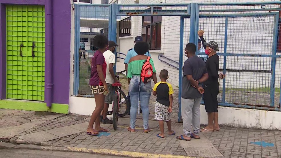 Agência do INSS na Rua Corredor Bispo, no bairro da Boa Vista, no Recife, retomou atendimento nesta segunda-feira (14) — Foto: Reprodução/TV Globo