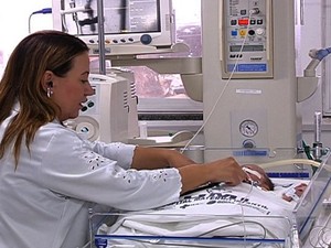 Bebê que nasceu após mãe morrer em acidente comove médicos em Goiânia, Goiás (Foto: Reprodução/TV Anhanguera)
