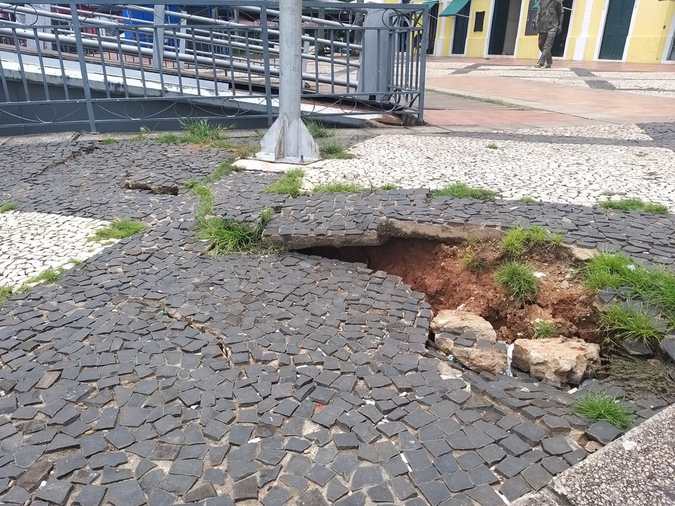 Defesa Civil também detectou movimentação no solo na calçada do Mercado Velho — Foto: Eldérico Silva/Rede Amazônica
