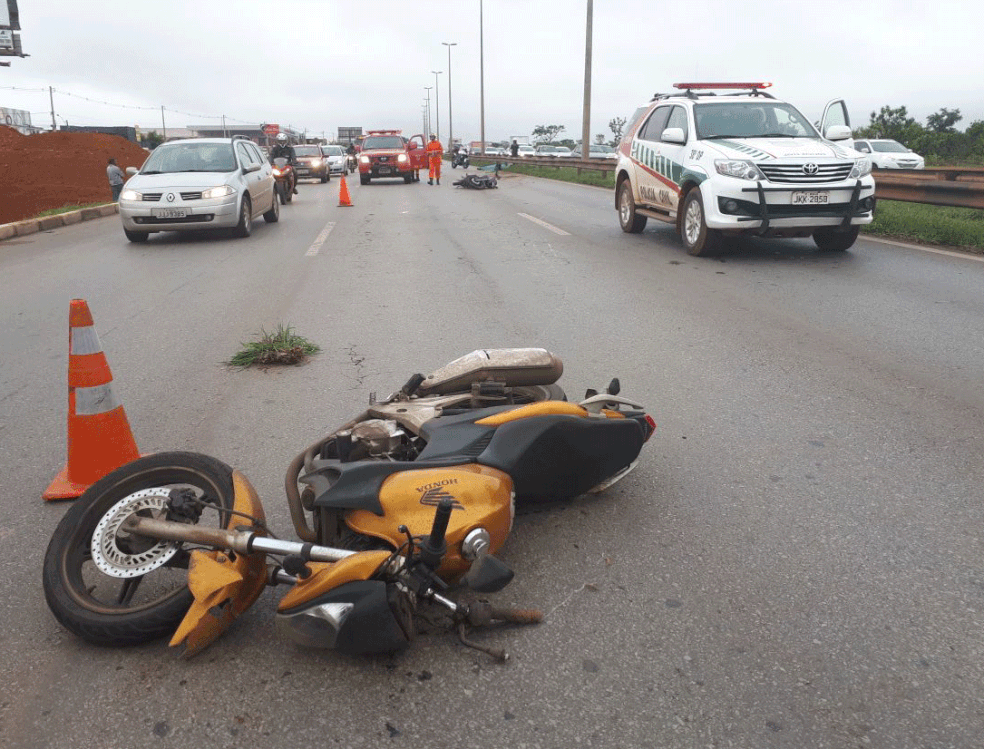 Acidente entre duas motos deixou um morto na Via Estrutural na manhã desta quinta-feira(9) (Foto: Corpo de Bombeiros/Divulgação)