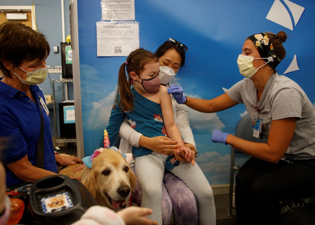 Criança recebe primeira dose de vacina contra a Covid-19 nos EUA em 3 de novembro de 2021 — Foto: Mike Blake/Reuters