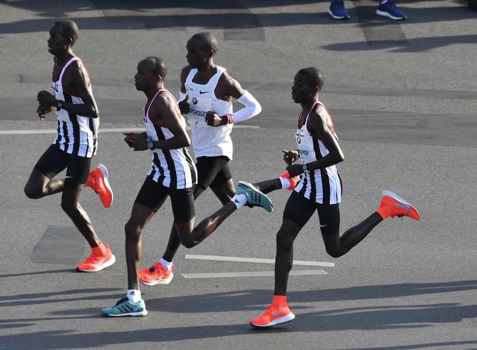 Eliud Kipchoge (de camisa branca), do Quênia, vence a Maratona de Berlim — Foto: AFP