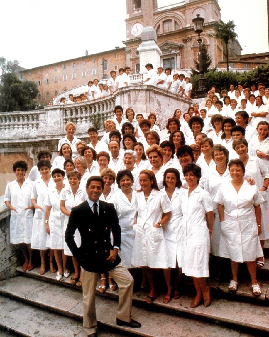 Valentino Garavani com o ateliê, em 1985 (Foto: Reprodução Instagram)