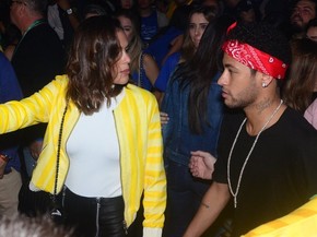 Bruna Marquezine e Neymar em show em São Paulo (Foto: Eduardo Martins/ Ag. News)