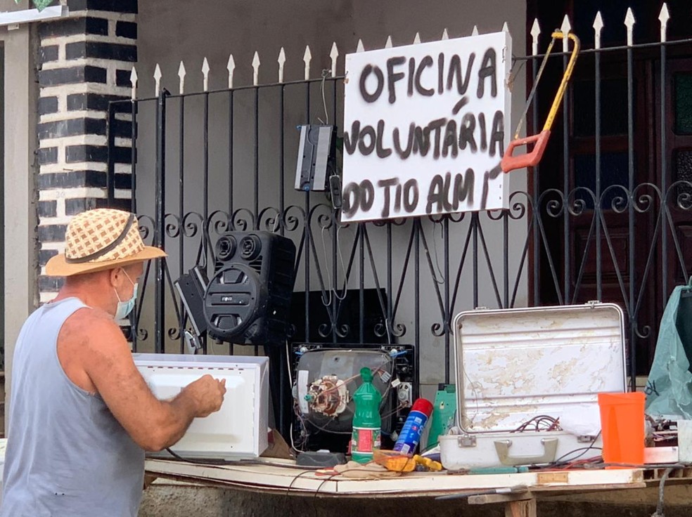 Almir Silva ajuda a população de Jiquiriçá com oficina voluntária — Foto: Felipe Pereira/ TV Subaé