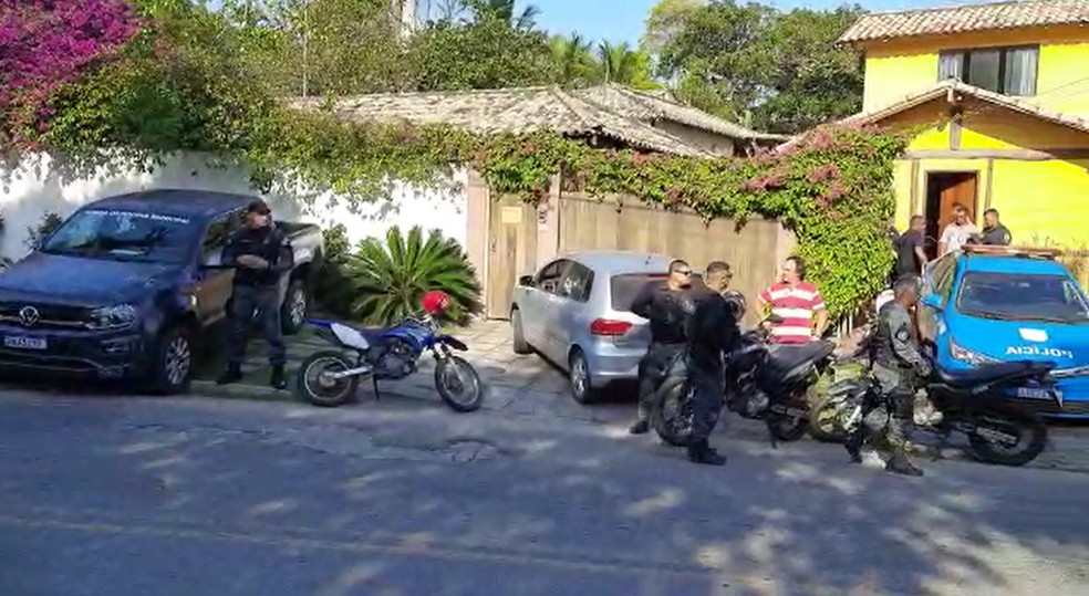 Guarda Civil e Polícia Militar isolaram área onde crime ocorreu, em Búzios, até a chegada da perícia — Foto: Divulgação