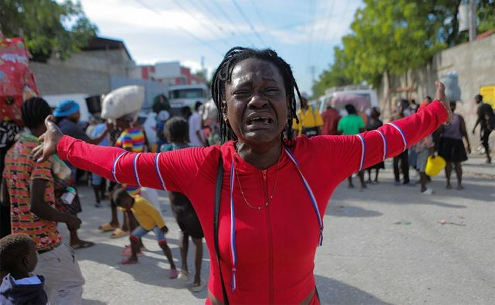 Woman cries as people are displaced by gang violence, Port-au-Prince, 19 November, 2022 — Foto: REUTERS/BBC