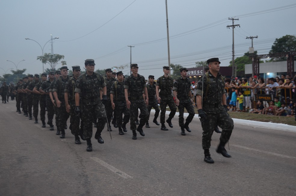 Desfile militar durante o ato c&iacute;vico pelo 7 de Setembro em Porto Velho (Foto: Toni Francis/G1)
