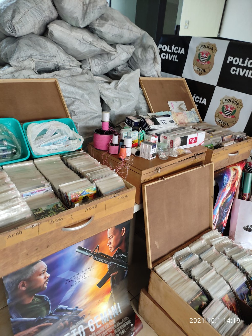 Policiais cumpriram mandado de busca na sexta-feira (1º) — Foto: Polícia Civil/Divulgação 