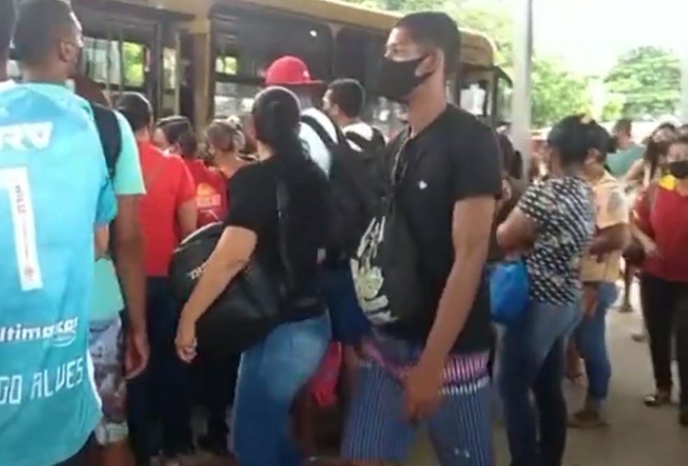 Flagrante de terminal de ônibus lotado em Aracaju — Foto: TV Sergipe/Reprodução/Arquivo