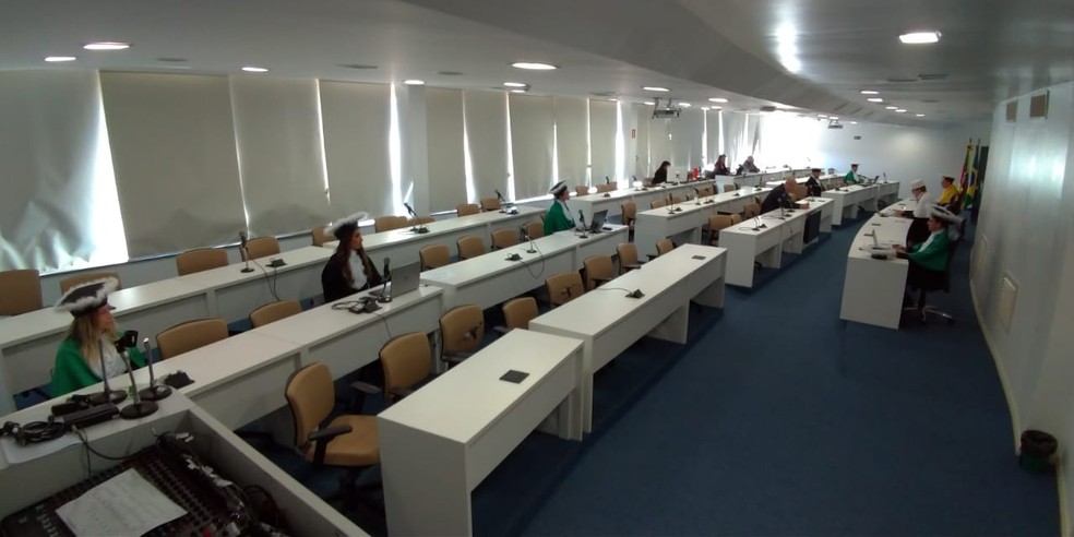 Auditório recebeu poucas pessoas, afastadas por cerca de 2m, na UFSM — Foto: UFSM/Divulgação