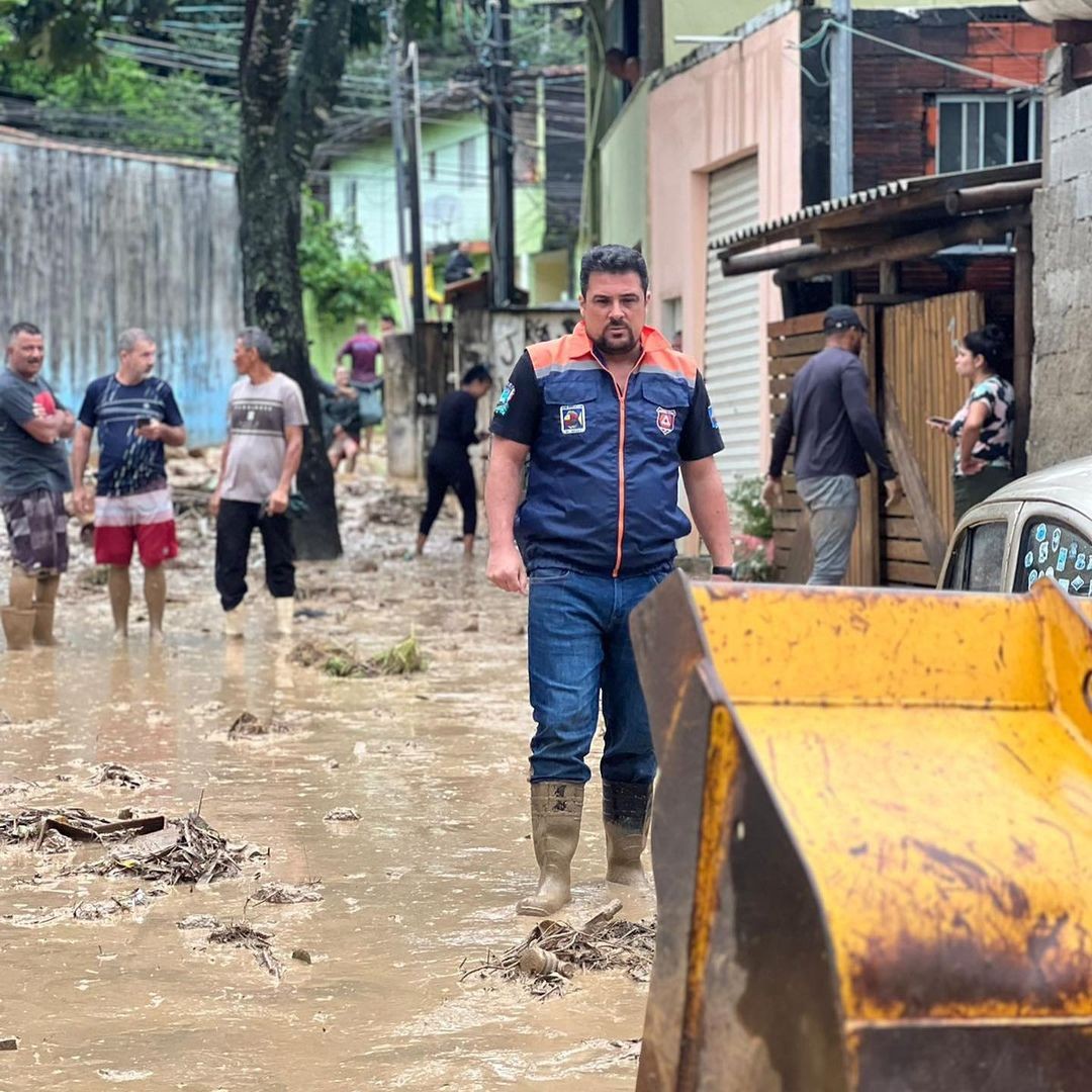 Prefeito do município de São Sebastião, Felipe Augusto (PSDB), caminha pelos destroços da chuva — Foto: Divulgação