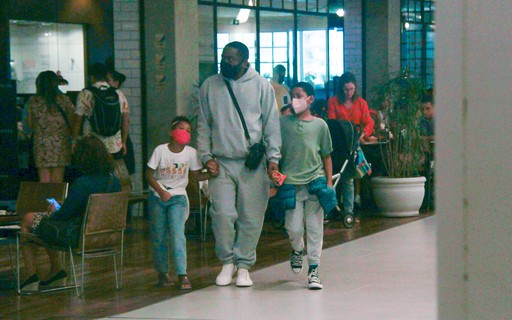 Lázaro Ramos passeia com os filhos em shopping do Rio de Janeiro