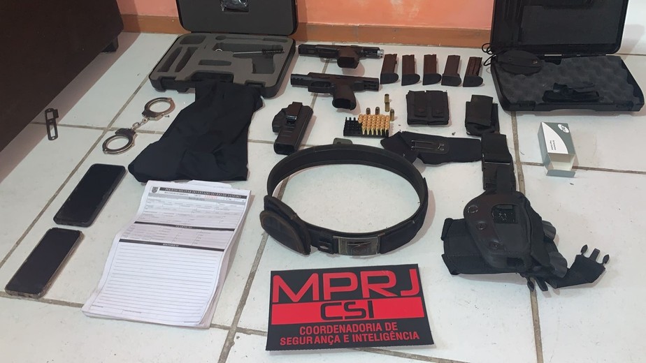 Armas, munição e algemas apreendidas na operação que prendeu PM e dois comparsas