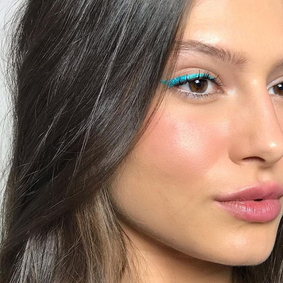 Te Ensinamos A Usar Sombra Para Fazer Um Delineado Colorido De Sucesso Maquiagem Glamour