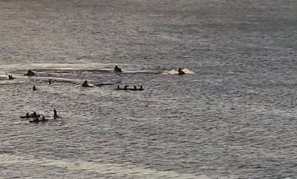 Motos aquáticas aceleram e fazem manobras entre banhistas e praticantes de embarcações a remo na Praia de Iracema, em Fortaleza. — Foto: Reprodução