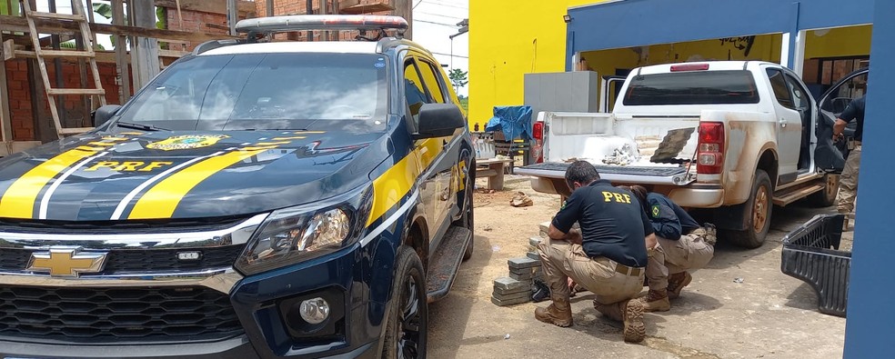 Em Ji-Paraná (RO), PRF apreende 64 quilos de cocaína e três pistolas  — Foto: PRF/Reprodução