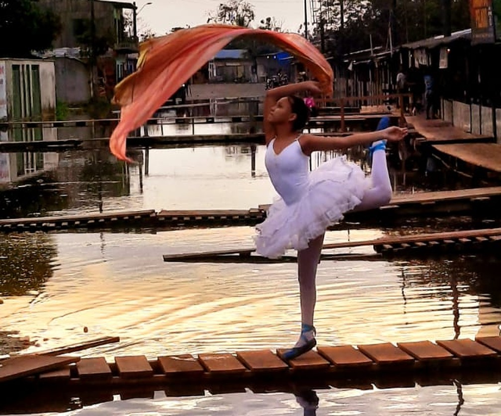 Em meio à cheia, bailarina faz ensaio fotográfico em Parintins. — Foto: Gledson Oliveira