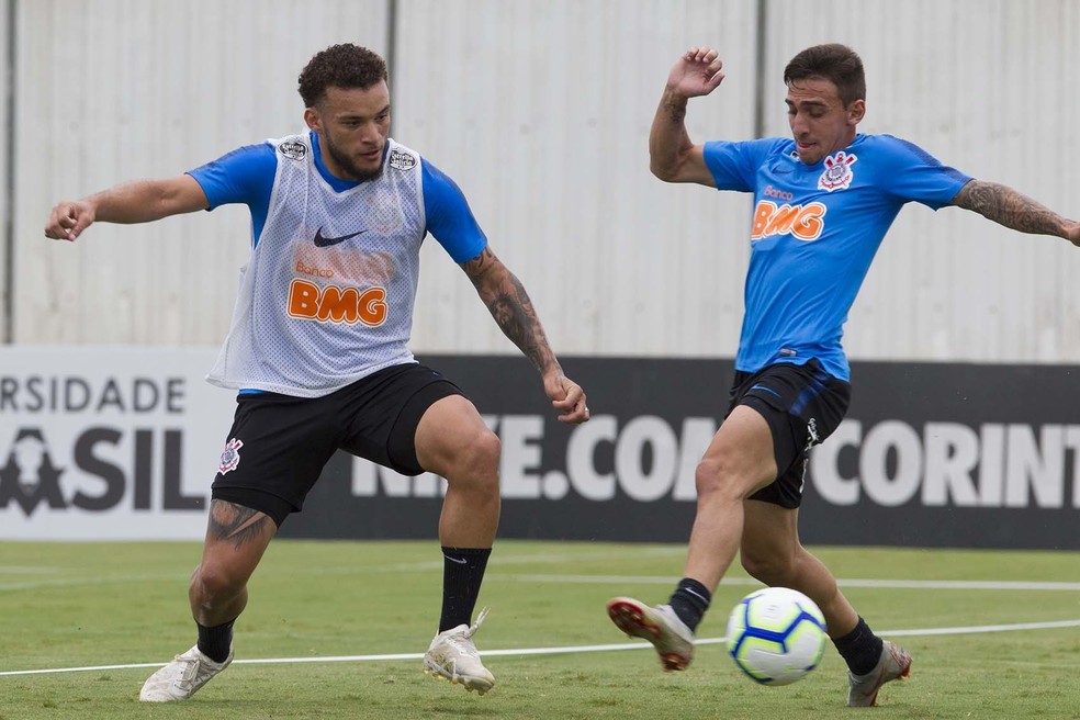 André Luis e Gustavo Silva durante treinamento do Corinthians — Foto: Daniel Augusto Jr/ Ag.Corinthians