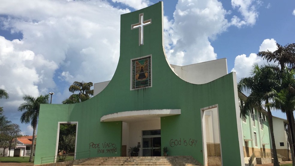 Igreja matriz foi alvo de pichação em Teodoro Sampaio — Foto: Bruna Bachega/TV Fronteira