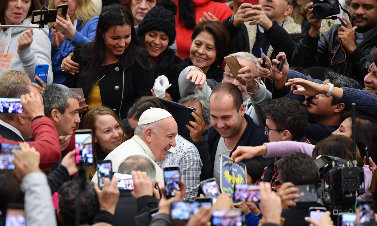Papa Francisco é saudado por fiéis durante chegada para a audiência geral semanal, em de janeiro de 2020, no salão Paulo VI, no Vaticano  — Foto: ANDREAS SOLARO / AFP