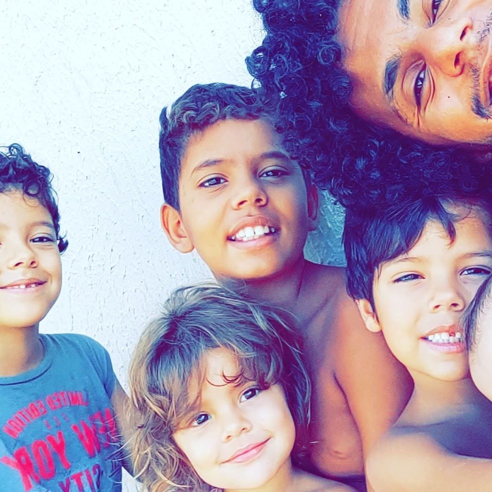Jhonatan Wiliantan da Silva adotou os cinco filhos de uma prima para que eles não fossem separados — Foto: Arquivo pessoal