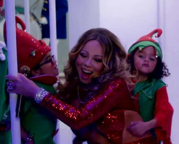 Mariah Carey com os dois filhos no clipe de Natal (Foto: Instagram)