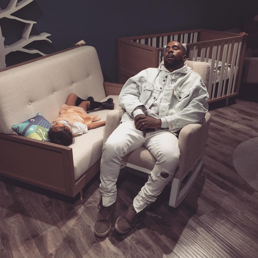 Kanye e North West exaustos no quartinho do bebê (Foto: Reprodução/ Instagram)