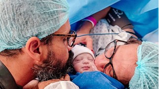 Juliano Cazarré no nascimento da filha — Foto: Divulgação/ Redes Sociais