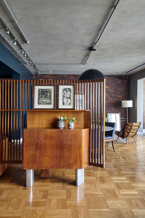 230 m² com muita madeira, piso de taco e um piano na sala  (Foto:  Ilana Bessler)