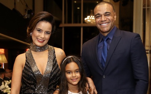Luciele Camargo e o marido, Denílson Oliveira, com a filha mais velha do casal, Maria Eduarda