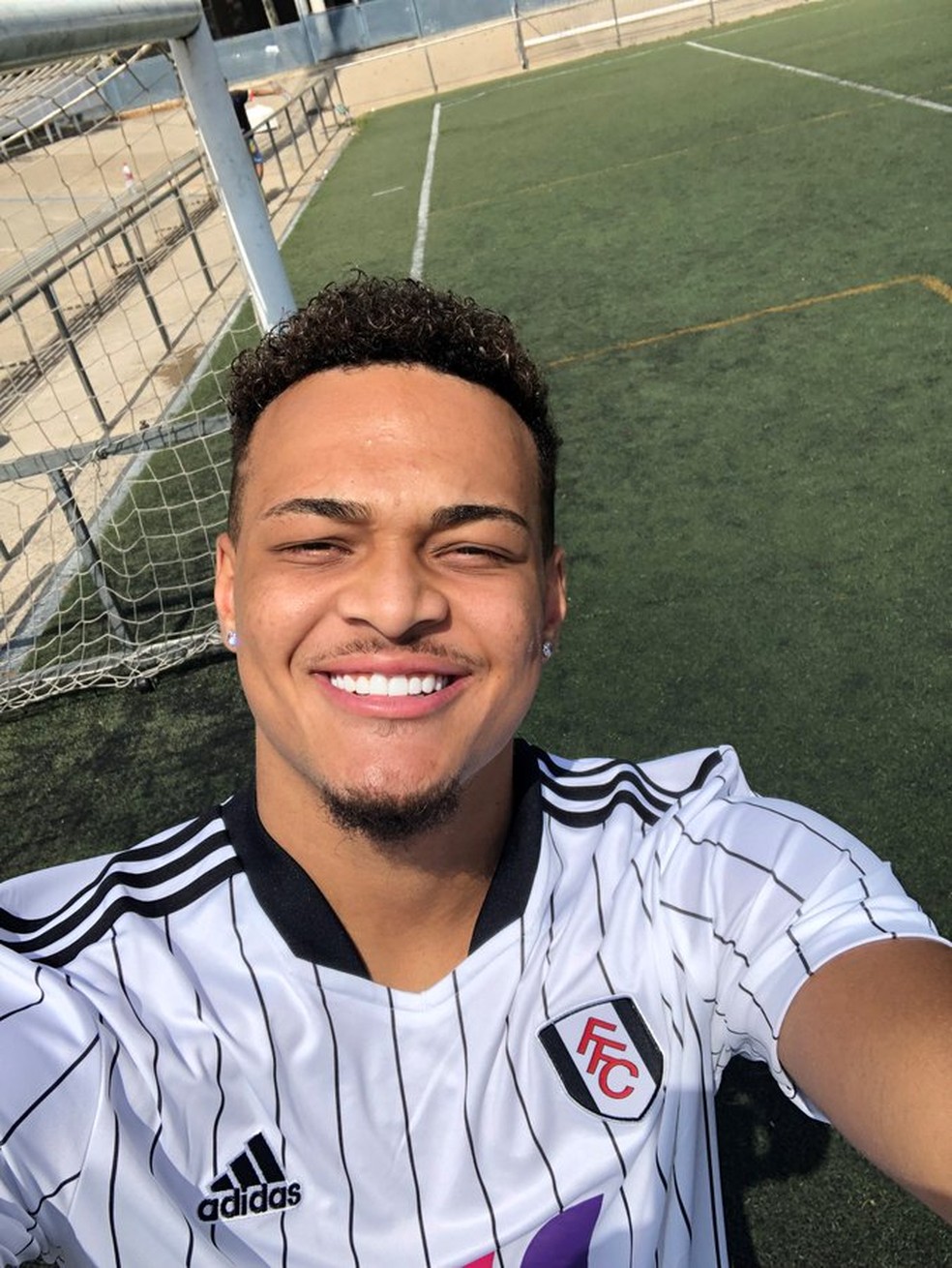 Rodrigo Muniz posa com a camisa do Fulham — Foto: Reprodução